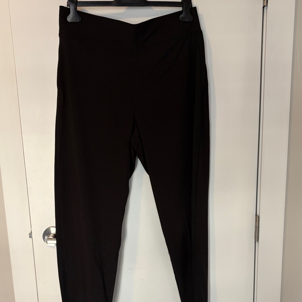 Kirkland Signature Women's Black Cropped Pants